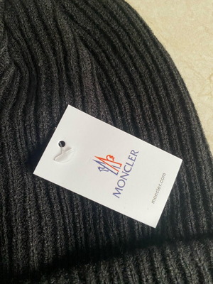 Moncler hat like new, black