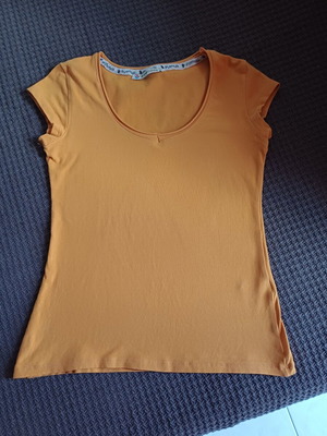 Women's short-sleeve mustard cotton top like new, size M