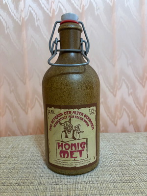 Traditional German Honig Met Mead Bottle 0.5L like new, decorative clay