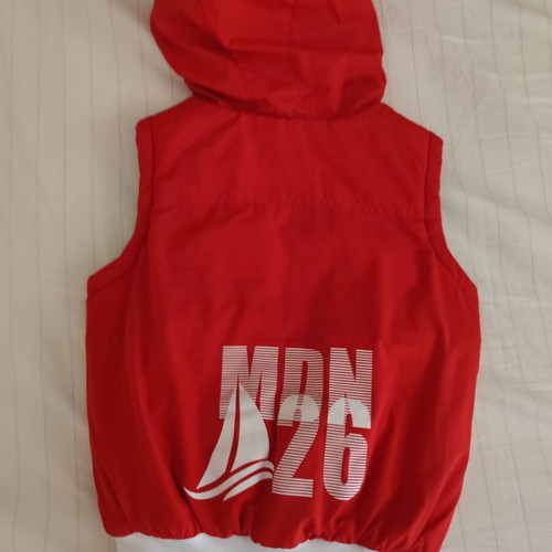 Mandarino sleeveless children's vest size 4 like new, red
