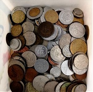 Σετ ξένα νομίσματα από διάφορες χώρες με βάρος πάνω από 800γρ. περίπου 180 και τεμάχια . Δεν επαναλαμβάνονται , όλα διαφορετικά . Καλό ξεκίνημα για αρχάριους συλλέκτες .