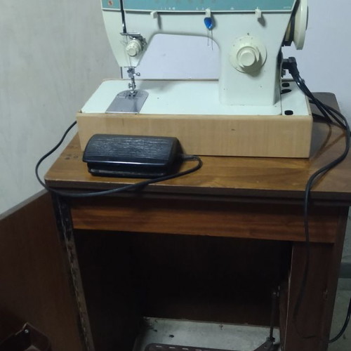 Singer 258 sewing machine like new with cabinet and table stand