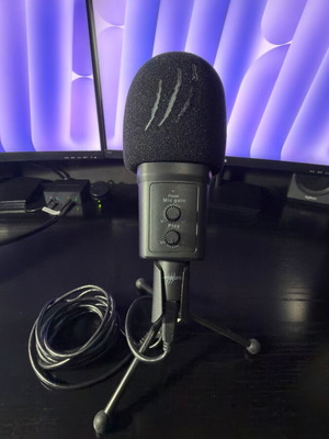 uRage Stream 700 HD USB gaming and streaming microphone with tripod