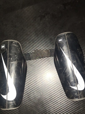 Ποδοσφαιρικές επικαλαμίδες Nike με γρατζουνιές