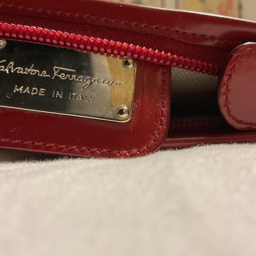 Salvatore Ferragamo crossbody bag like new, patent calfskin, Amarena