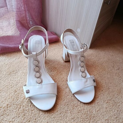 White sandals size 40 like new