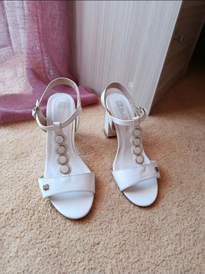 White sandals size 40 like new