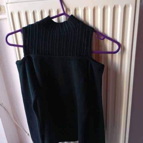 Freestyle blouse black with cut-out shoulder like new