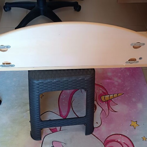 Wooden wall shelf with curved decorative back, for kids or teens