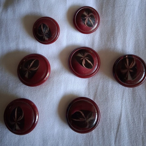 Buttons set of 7 like new, 5 large and 2 small for coats