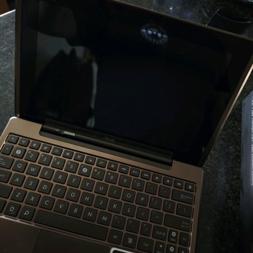Asus Transformer 2 in 1 Tablet with Keyboard Dock and Hudle Tablet