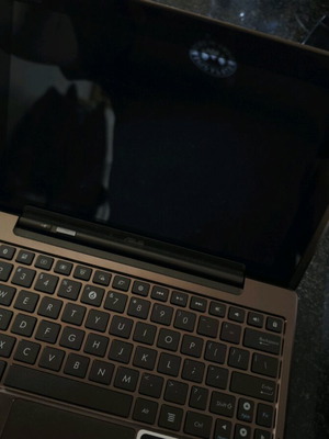 Asus Transformer 2 σε 1 tablet με βάση πληκτρολογίου και Hudle tablet