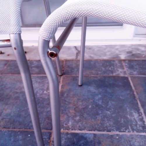 Amovoli glass built-in table like new with 2 aluminum chairs