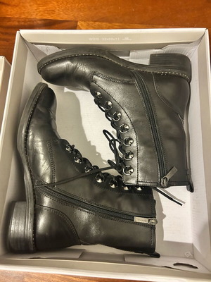 Tamaris leather ankle boots 37 like new, black with zipper