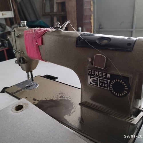 Sewing machine and three-thread overlocker used, with tables