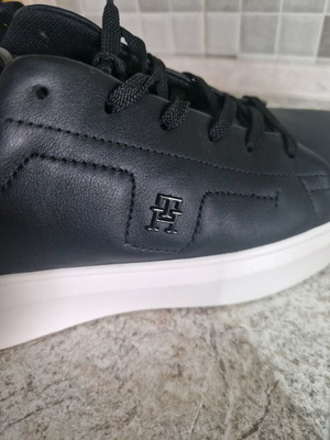 Tommy Hilfiger sneakers like new, leather, size 41, black