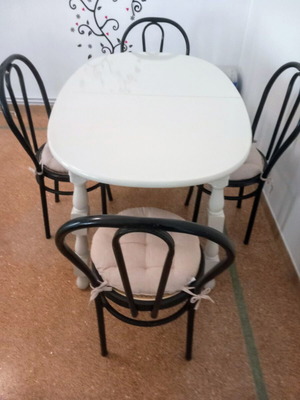 Dining table with 4 Viennese chairs like new, white, extendable