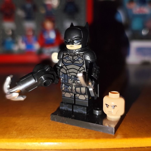 Μινιφιγούρα Batman σαν καινούργιο με αξεσουάρ Robert Pattinson