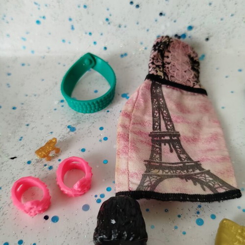 Monster High & Ever After High assorted clothes and accessories lot