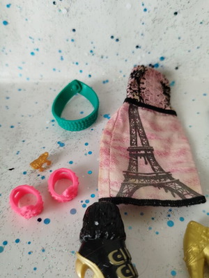 Monster High & Ever After High assorted clothes and accessories lot
