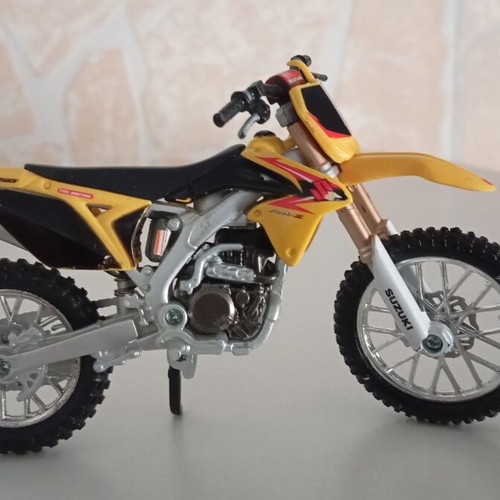 Suzuki RM Z450 Burago model bike like new, 13 cm