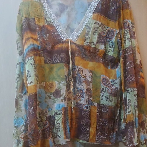 Women's Printed Blouse like new with side slits and open sleeves