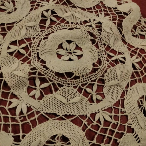 Vintage trousseau doilies like new, set of 8 with intricate work