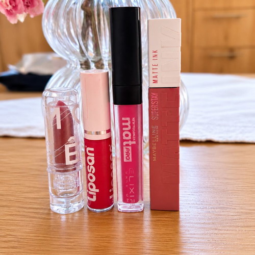 Lipstick and lip gloss set used, 4 pieces