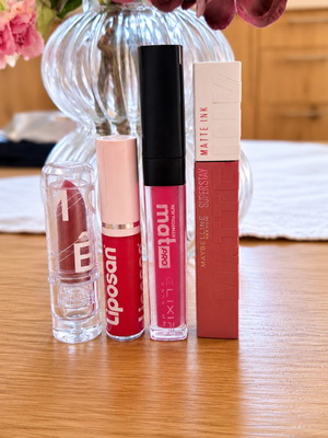 Lipstick and lip gloss set used, 4 pieces