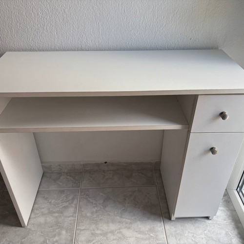 White desk with 2 drawers