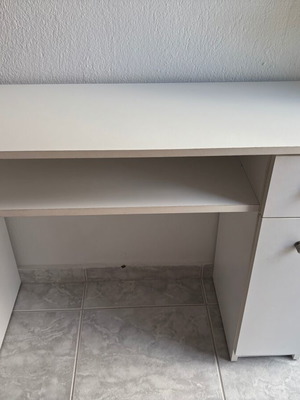 White desk with 2 drawers