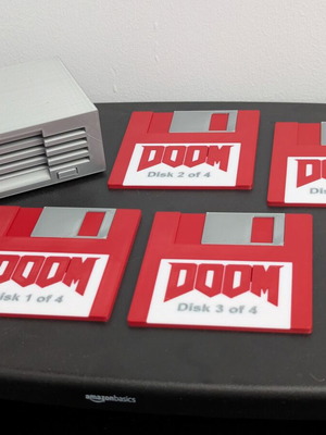 Комплект подложки Doom като нови, 4 броя с поставка