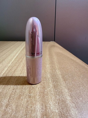 Mac Matte Lipstick in Heart Goes Boom shade like new
