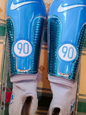 Nike adult football shin guards like new