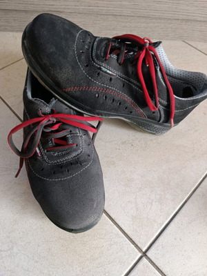 Safety shoes used with steel toe cap
