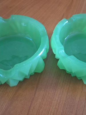 Σετ σταχτοδοχεία από οπαλίνα σαν καινούργιο, πράσινα, δύο τεμάχια