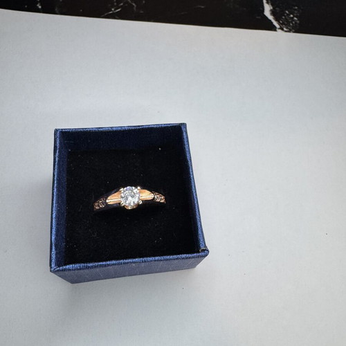Ring with rhinestones, gold color