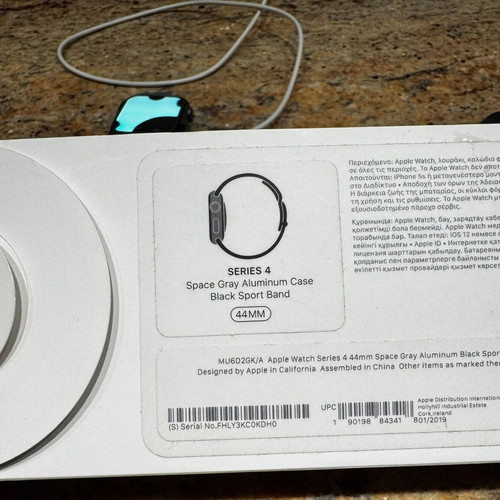 Apple Watch 4 44mm used with broken screen for repair or parts