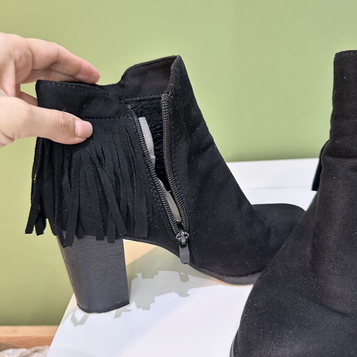 Black ankle boots with fringes and thick heel size 39 used