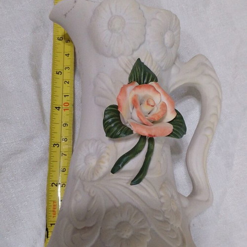 Small ceramic vase like new with embossed flower