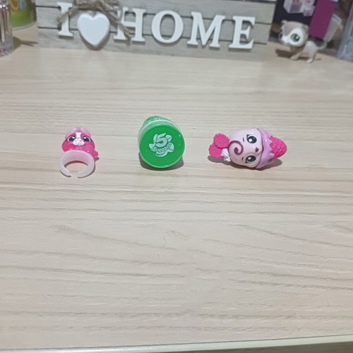Zuru 5 Mini Brands Girls Edition Set with 3 Figures like new