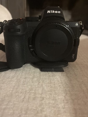 Nikon Z5 Mirrorless camera like new with case and charger