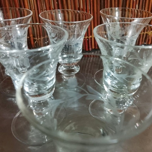 Set of 4 stemmed liqueur glasses with engraved decoration new