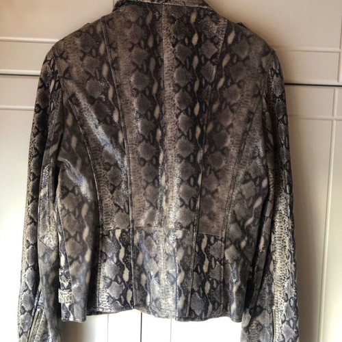 Leather jacket slim fit with zipper like new