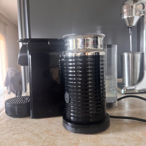 De'Longhi Essenza Mini Coffee Maker for Nespresso Capsules 19bar with Milk Frother Black like new