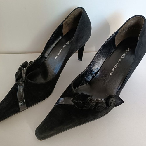 Suede black heels used with flowers, size 39