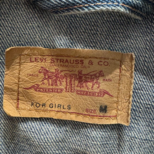 Levi’s denim jacket women’s like new, blue, size M