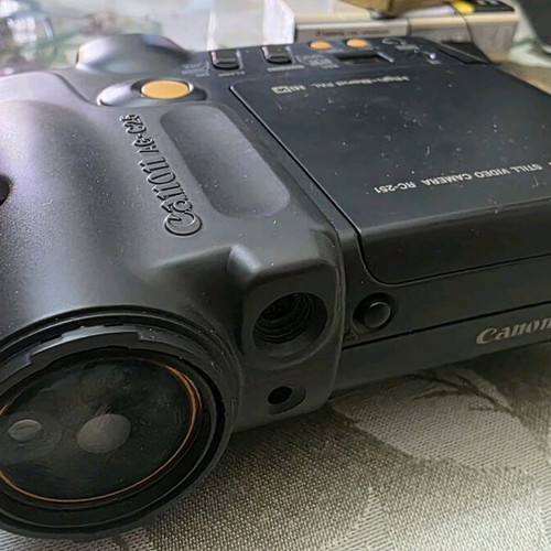 Canon still video camera rc-251 used, battery does not hold