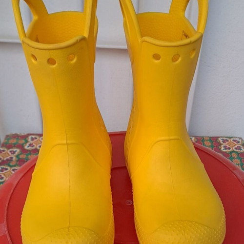 Crocs children's rain boots like new, size C 12, yellow