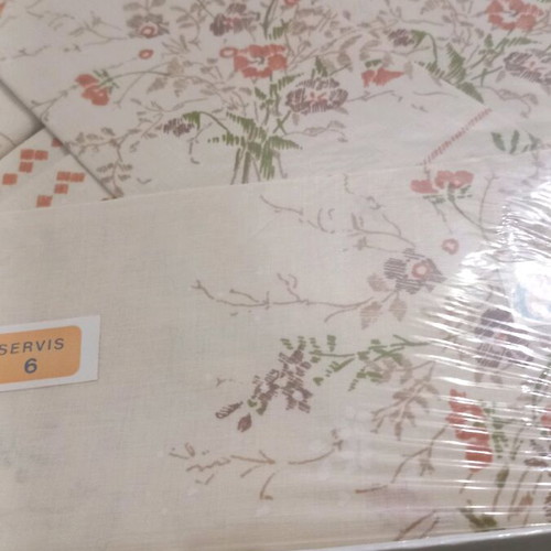 Tablecloth set new with 6 colorful napkins